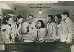 In 1950, Tong Cun, a renowned microbial pharmacologist who later served as director of the Antibiotic Division, and deputy head and honorary head of the Shanghai Institute of Pharmaceutical Industry, conducted research with other researchers.