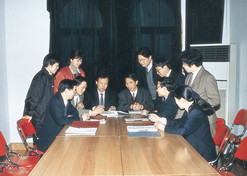 In 1990, Hou Huimin led research and development personnel from research institutes and enterprises to exchange ideas. In 1996, Hou was elected as a CAE academician.