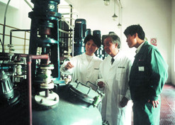 A photo taken in 1990 shows Zhou Houyuan inspecting the production workshop of a pharmaceutical factory. In 1994, Zhou was elected as one of the first CAE academicians.