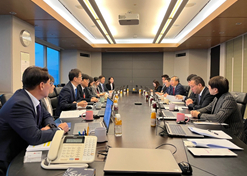 Sinopharm Chairman Liu Jingzhen and his delegation held discussions with President Lim Ju-hyun and CEO Park Jae-hyun of Hanmi Pharmaceutical from Dec 19 to 21, 2023.