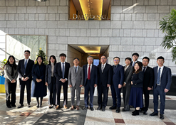 Sinopharm Chairman Liu Jingzhen and his delegation held talks with officials from Daewoong Pharmaceutical from Dec 19 to 21, 2023.