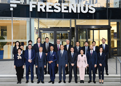 Sinopharm Chairman Liu Jingzhen led a delegation to visit the headquarters of Fresenius Group and Fresenius Kabi from Nov 2 to 5, 2023.