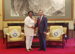 Sinopharm Chairman Liu Jingzhen met with Mia Amor Mottley, prime minister of Barbados, at the Diaoyutai State Guesthouse in Beijing on June 25, 2023.