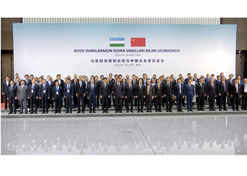 Sinopharm Chairman Liu Jingzhen attended the Uzbek President and Chinese Entrepreneurs’ Roundtable Conference on May 19, 2023.