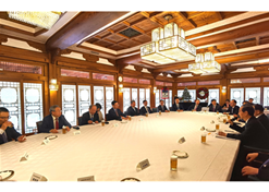 Sinopharm Chairman Liu Jingzhen participated in a meeting between South Korean Prime Minister Han Duck-soo and the Chinese delegation on Dec 20, 2023, where he spoke as a representative.